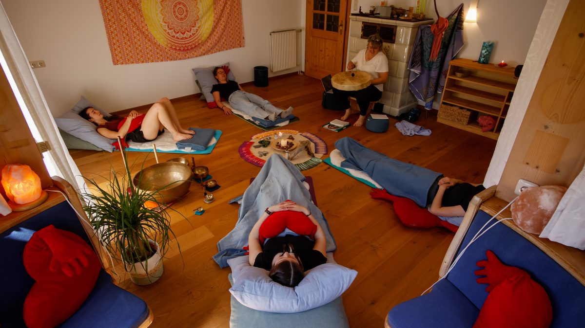 Geführte Meditationen – Gruppe in tiefer Entspannung mit Klangschalen und Schamanentrommel