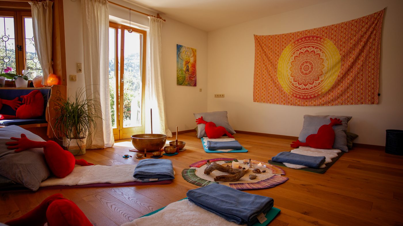 Seminarraum mit Mandala und Sitzkreis