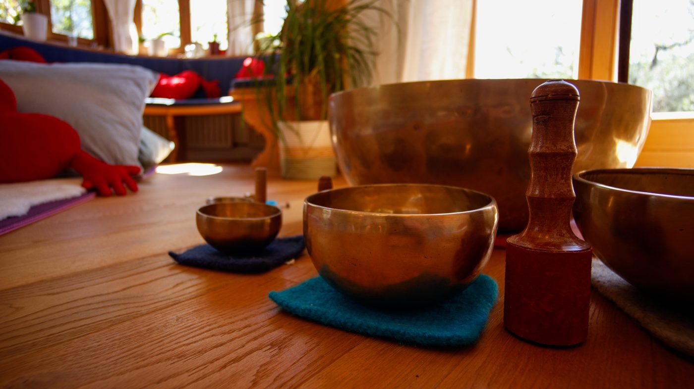 Große Klangschale mit Begleitern