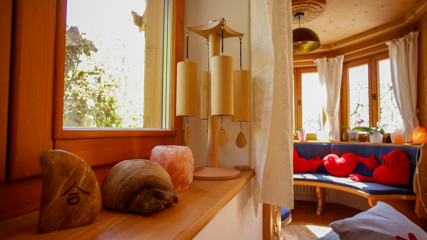 Koshi-Windspiel und Salzkristall am Fenster