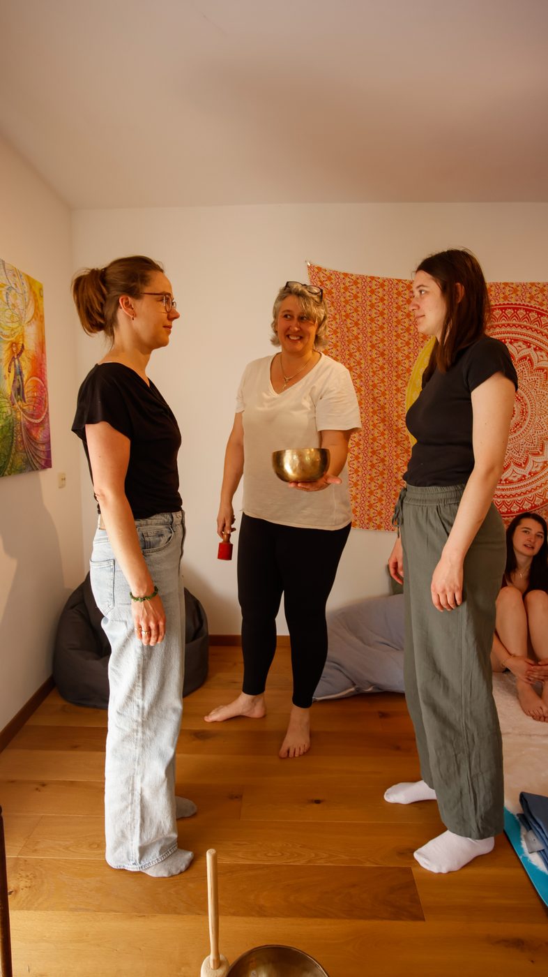 Klangschale im Ritual (Hochformat)