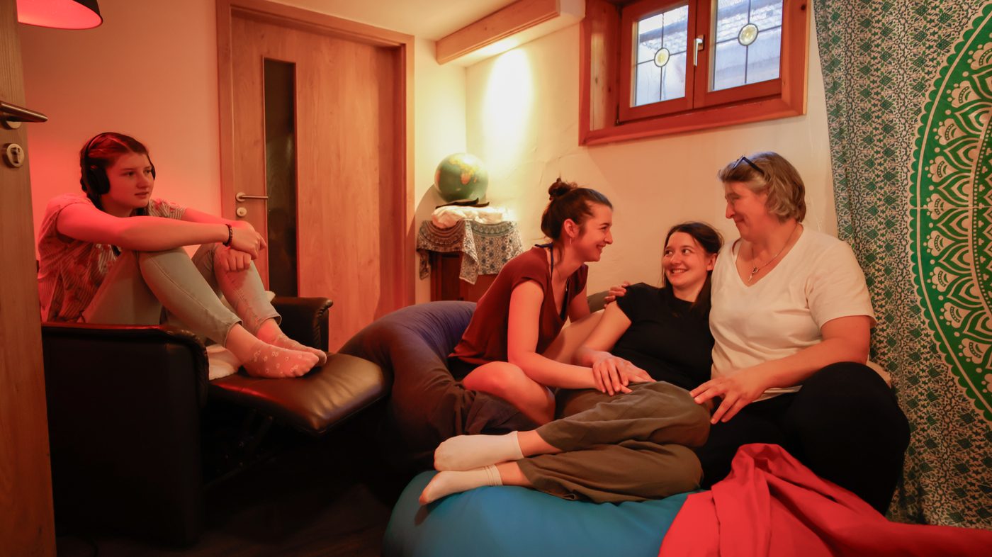Gruppe im warmen Rotlicht